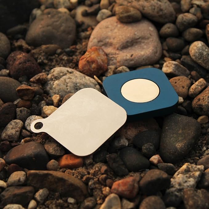 Cling Fishing Products Mag Grab® Mini – Compact Magnetic Fly Holder/Fly Patch & Organizer for Fly Fishing Vest, hat, Waders and Fishing Packs (Toothy Trouble, Blue)