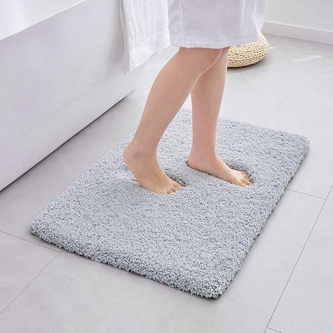 ILANGO Silver Bathroom Rugs 32" × 20" Non Slip & Super Absorben Extra Thick Soft, Washable Bath Mat for Floor, Microfiber Plush Shaggy Bath Rug with Tub for Bathtub Shower Room Sink