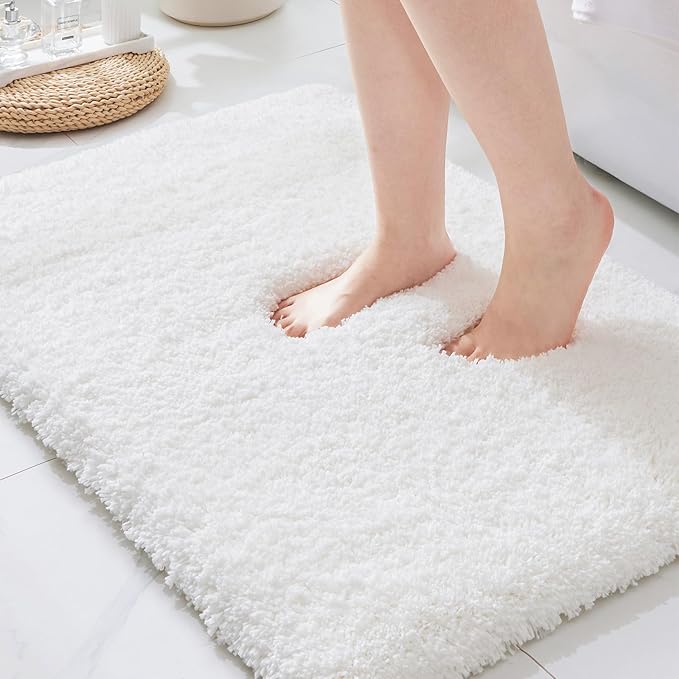 ILANGO White Christmas Bathroom Rugs 24" × 17" Non Slip & Super Absorbent Extra Thick Soft, Washable Bath Mat for Floor, Non Shedding Microfiber Plush Shaggy Bath Rug for Bathtub Shower Room Sink