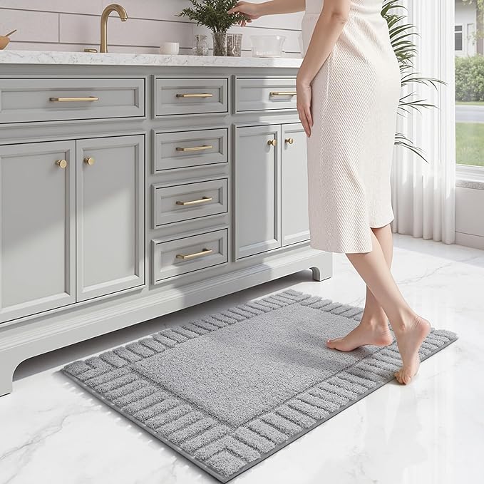 LUMI Bathroom Rugs Non Slip with Rubber Backing, Extra Soft Plush Microfiber Bath Rug Absorbent, Machine Washable Bath Mat Quick Dry for Tub, Shower, Hotel, Light Grey, 20"x32"