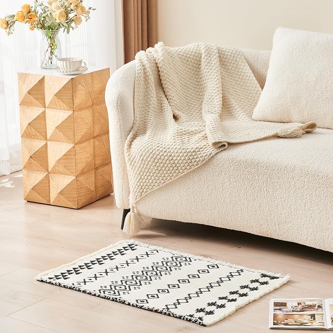 Douceur Boho Bath mat for Bathroom Floor Non Slip, Acrylic Blend Cute Bath Rugs with Tassels, Black and Cream White Tribal Ethnic Pattern Farmhouse Bathroom Rugs, 20" x 32"