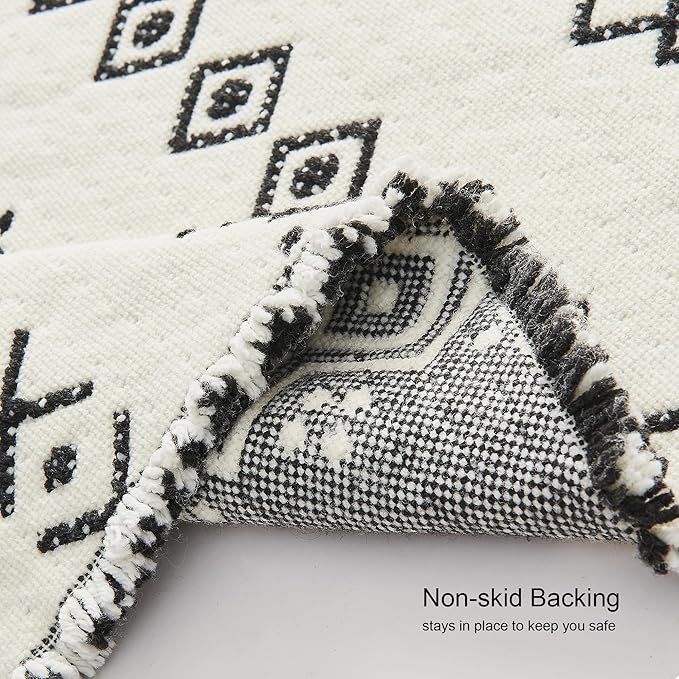 Douceur Boho Bath mat for Bathroom Floor Non Slip, Acrylic Blend Cute Bath Rugs with Tassels, Black and Cream White Tribal Ethnic Pattern Farmhouse Bathroom Rugs, 20" x 32"